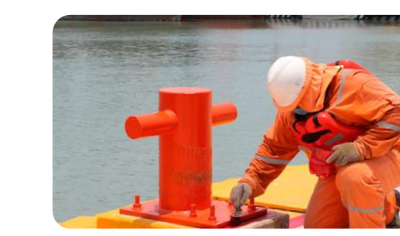 Técnico de ULISUB dando mantenimiento a bolardo de muelle