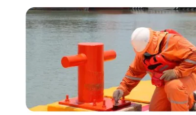 Técnico de ULISUB dando mantenimiento a bolardo de muelle