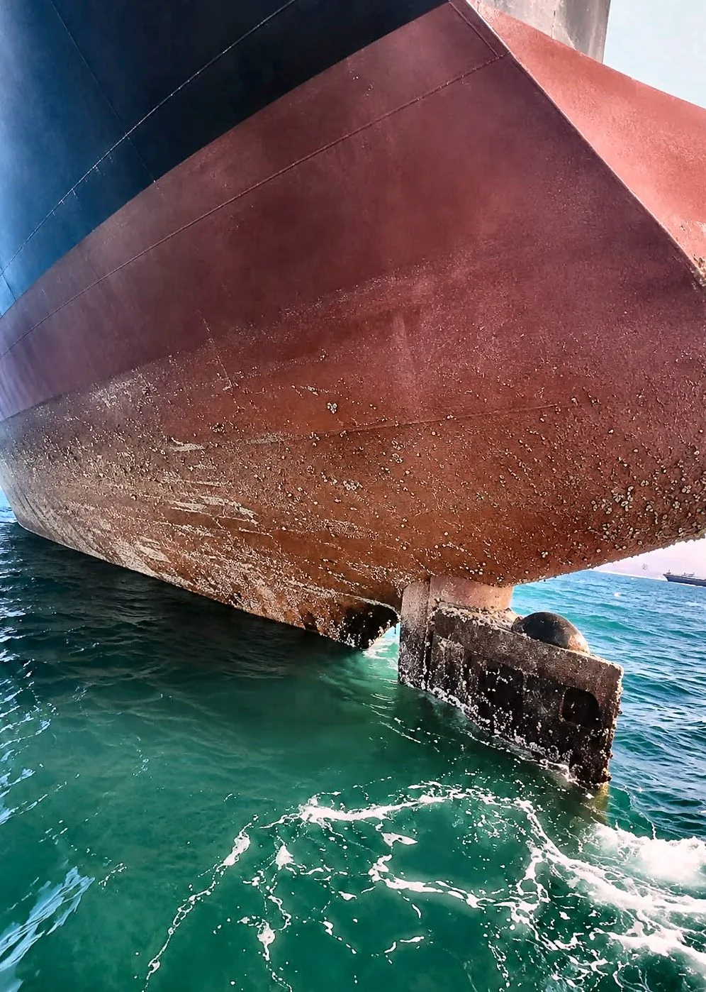 Embarcación de gran calado en aguas abiertas durante una operación de ULISUB