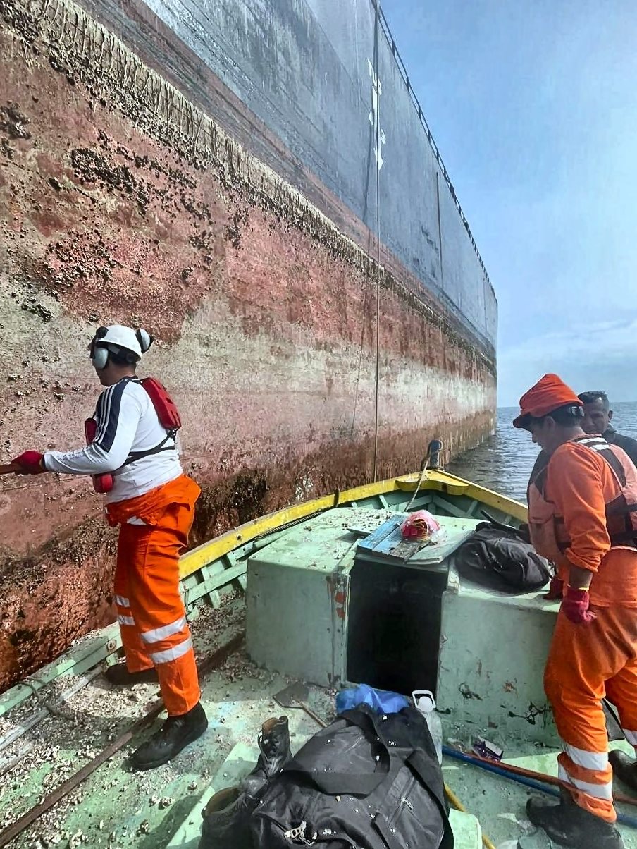 Equipo de ULISUB trabajando junto al casco en zona de atraque