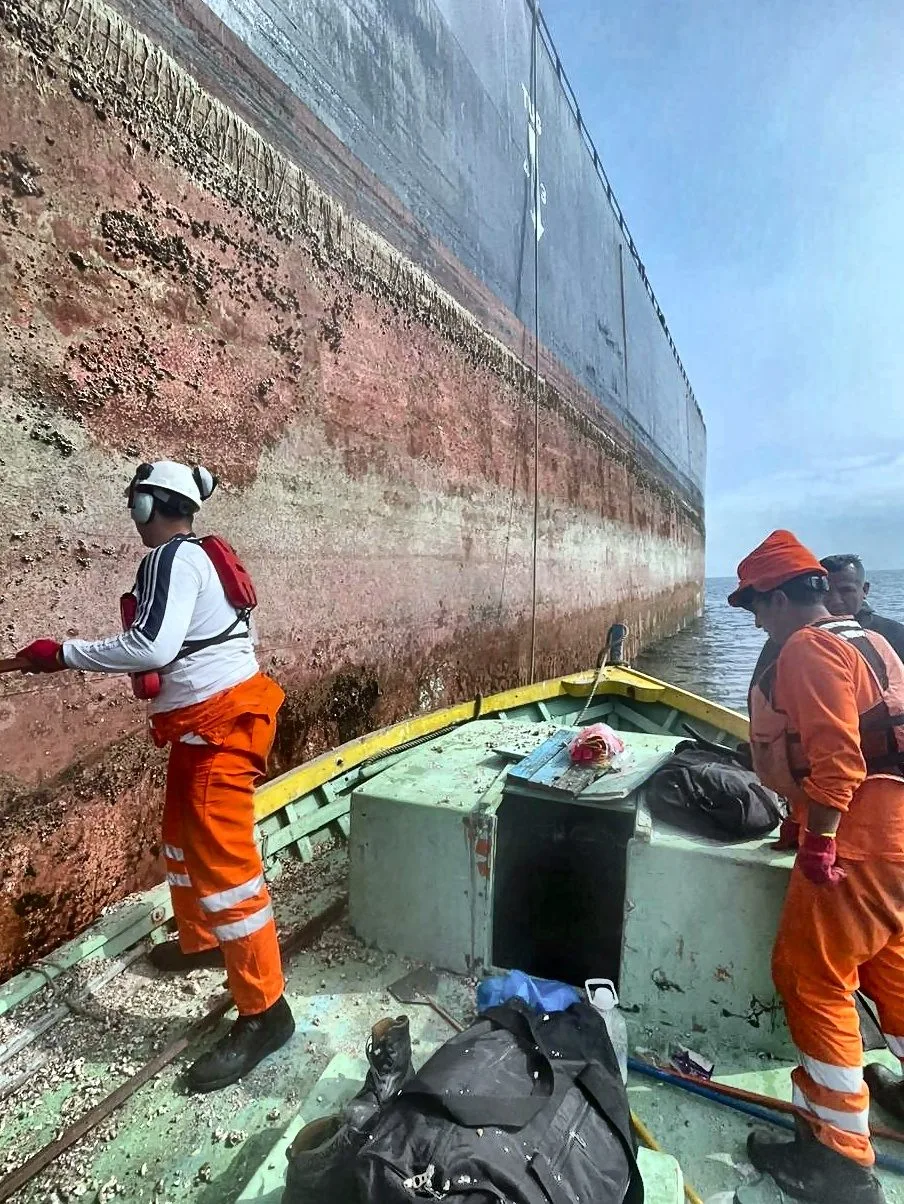 Equipo de ULISUB trabajando junto al casco en zona de atraque